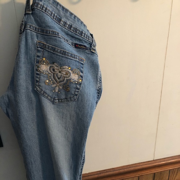sweet Jeans Denim - Cute detail on back pockets! 🤩